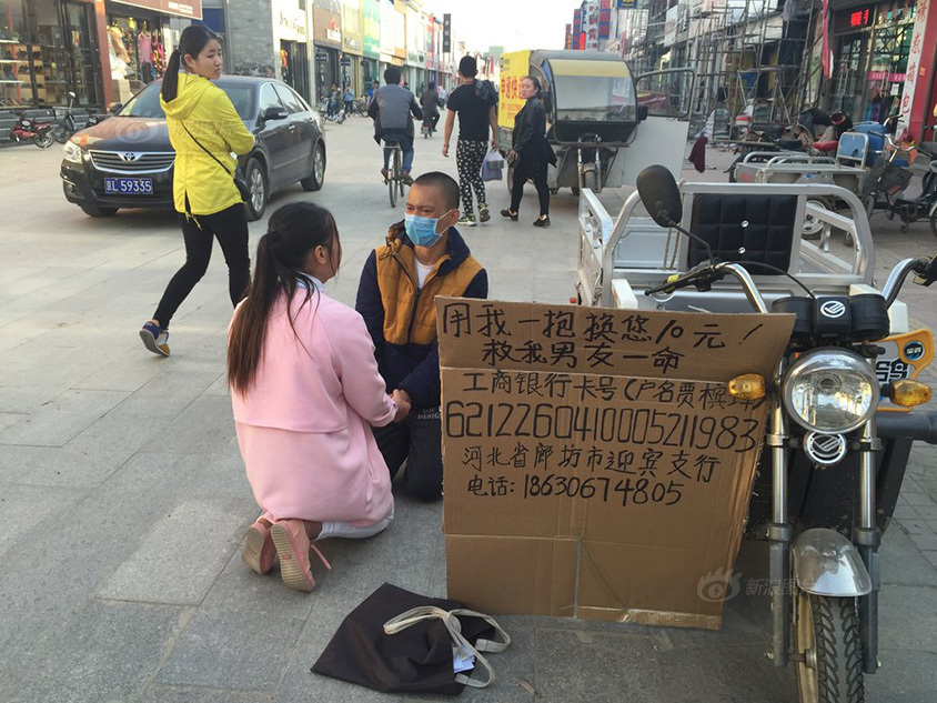 女孩街头摆摊求助，希望之光在街头绽放_全面解答解释落实