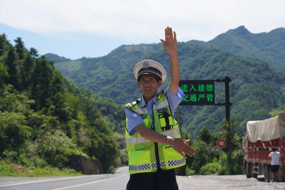 高速出口美女拦车，背后的故事与思考_全新精选解释落实