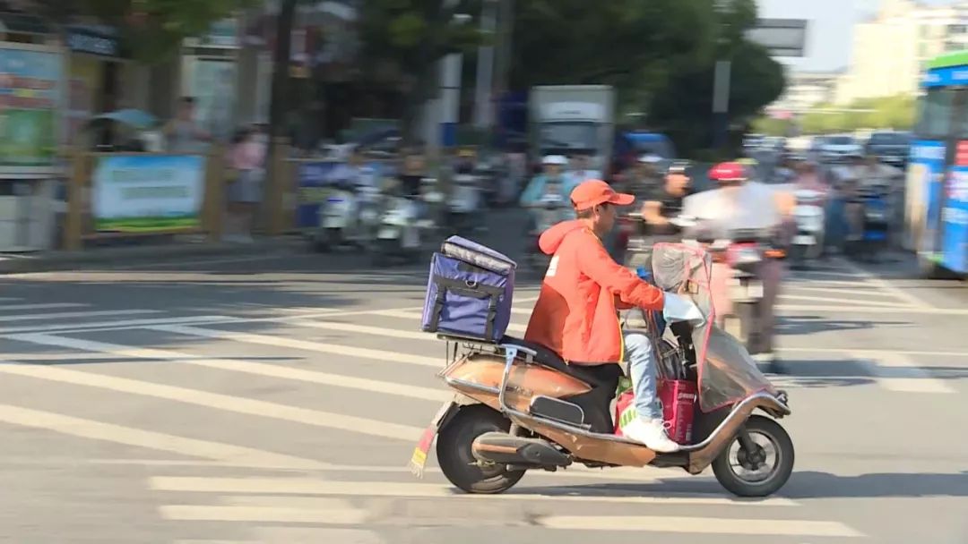 电动车逆行与小车闯红灯，事故背后的警示与反思