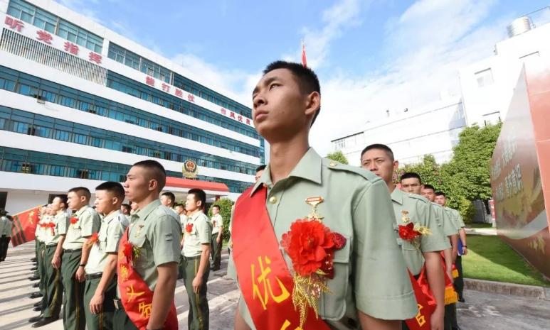 小砂糖橘在中国最北哨位向哨兵敬礼