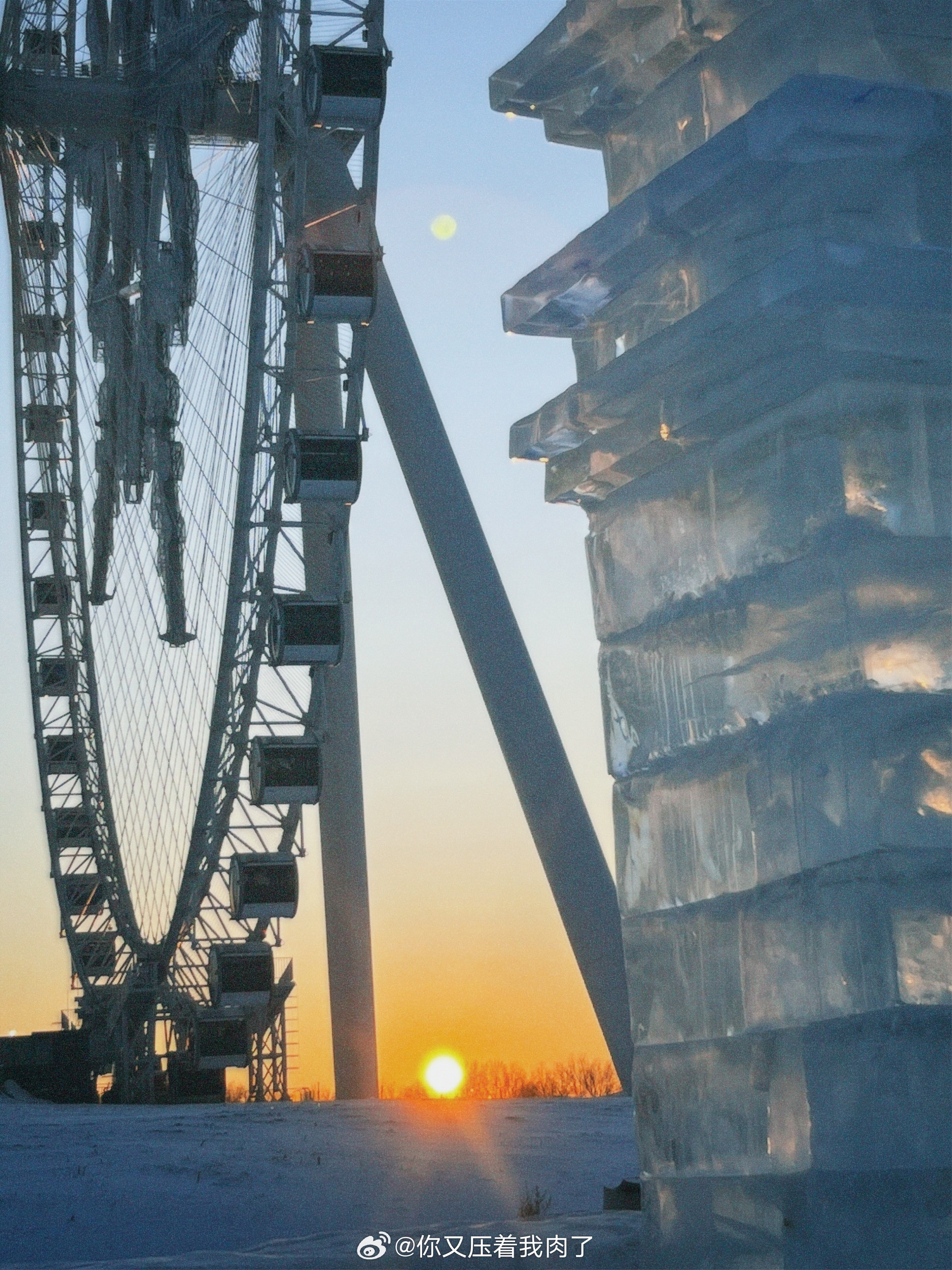 冰雪大世界的夕阳之美