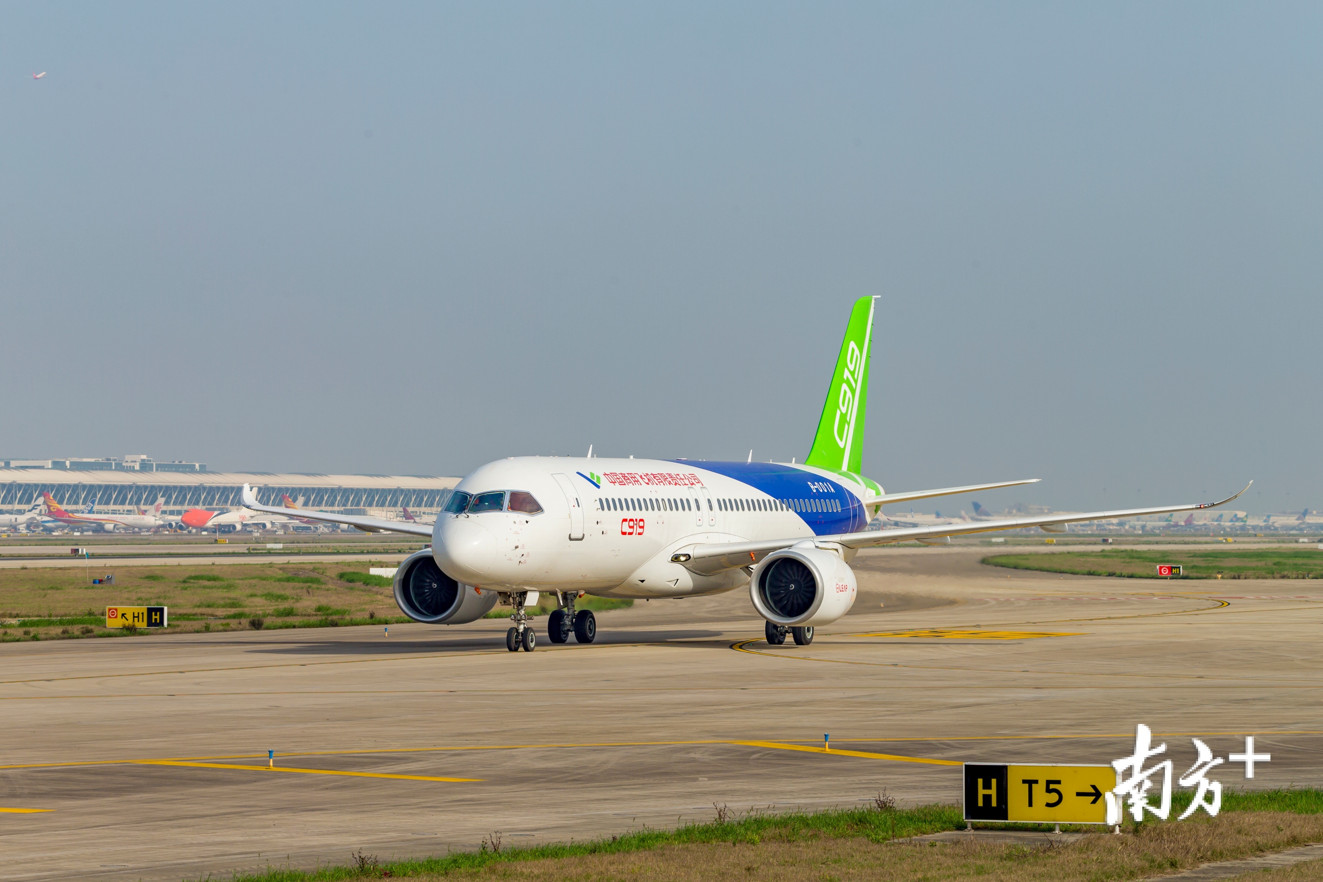 C919开沪港定期航班，翱翔经济新篇章