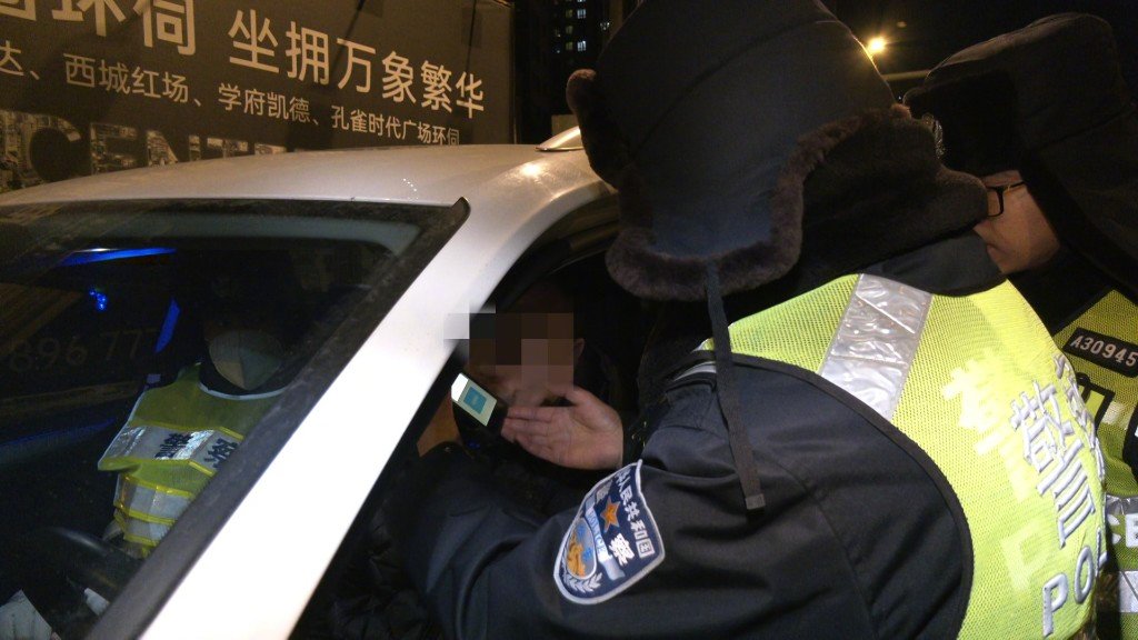 男子酒驾被抓后发现交警是老同学