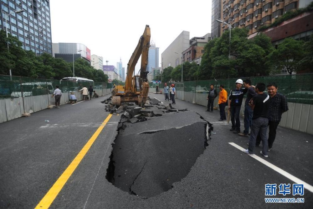 银川公路夜晚塌陷，大坑惊现——一次意外的路面启示