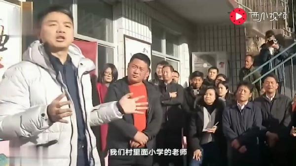 刘强东给当年小学老师每人赠十万，一份关于感恩与回馈的启示