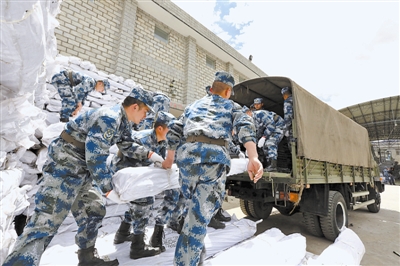 西藏震区武警，热菜留给老百姓吃