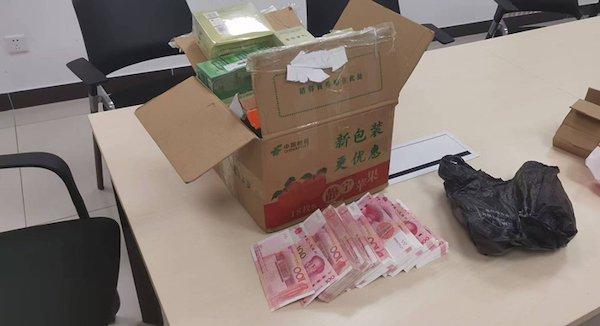 酸奶箱内藏4.8万现金，跑腿小哥报警揭秘离奇事件