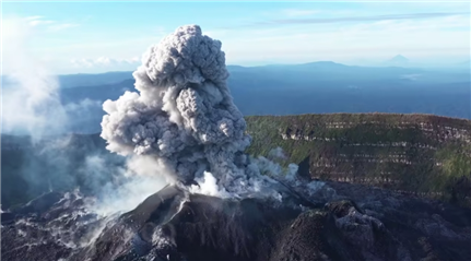 印尼伊布火山喷发