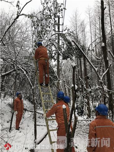 四川小伙雪天高压线上作业引关注，电网勇士的英勇瞬间