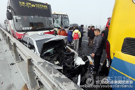 韩国首尔高速上演惊魂一幕，四十余辆车连环撞击纪实