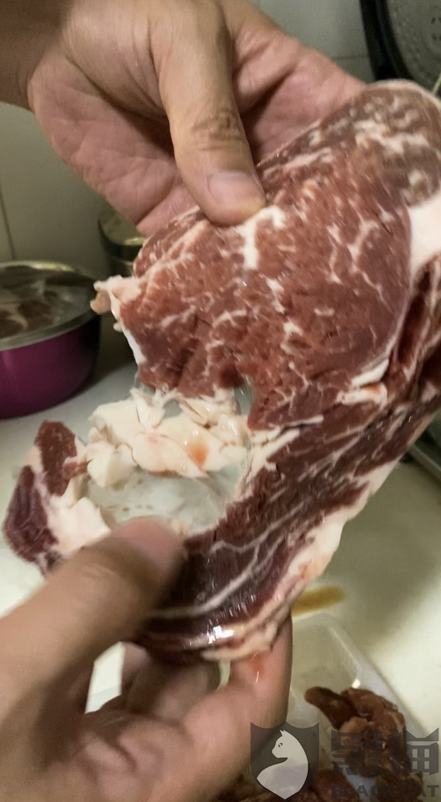 网红带货原切牛肉卷疑合成肉，揭秘背后的真相