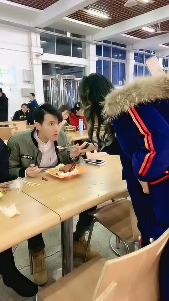 校长靠校吃校:姐做食堂弟做工程