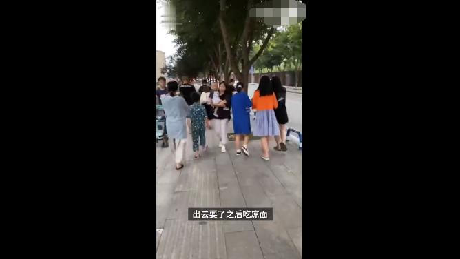 舅舅家的盛大聚会，16个外甥齐聚一堂的欢乐与混乱