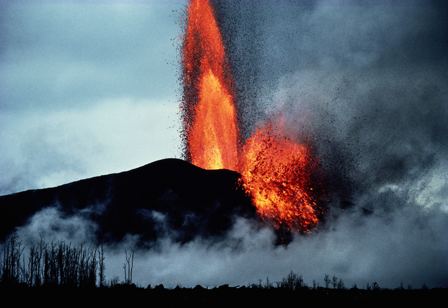 日本樱岛火山喷发，灰柱直冲云霄，高达两千米奇景