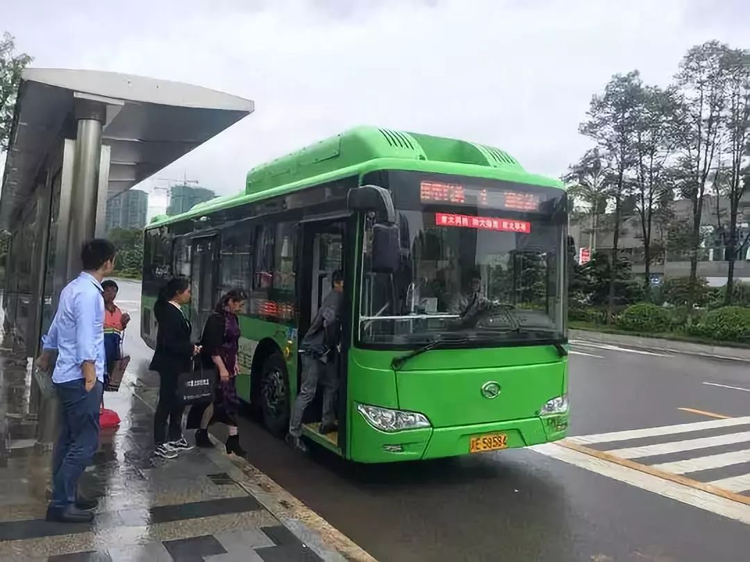 当地回应公交车站座椅只有两根钢管，城市设施的人性化改造急需加强