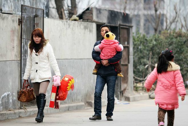 女子携宝宝回家过年，家人凌晨翘首期盼