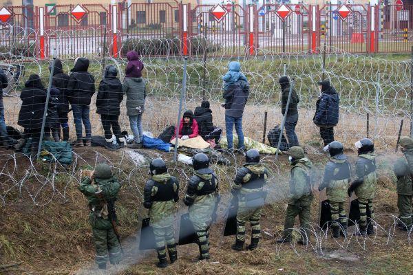 美国罕见动用军机遣返非法移民，一场不同寻常的大迁徙