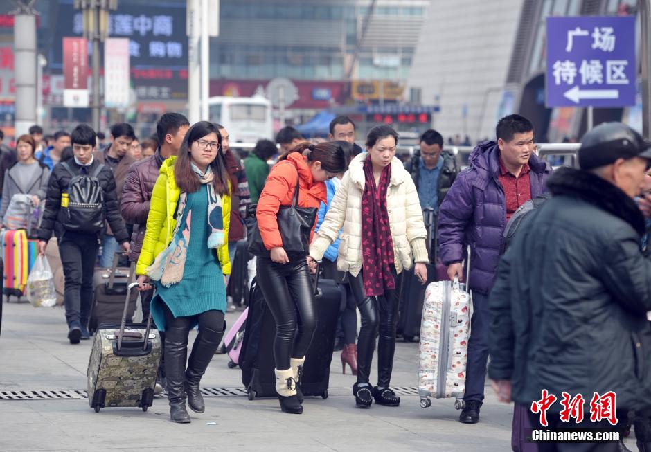 团圆归家路，春运迎高峰，一场流动的盛宴与情感的角逐