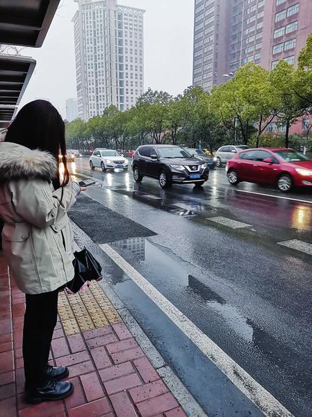 女子自驾返乡遇暴雪开直播的智慧与勇气，一场与命运的直播秀