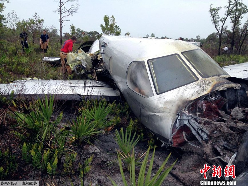 一架小型飞机在美坠毁已致6死