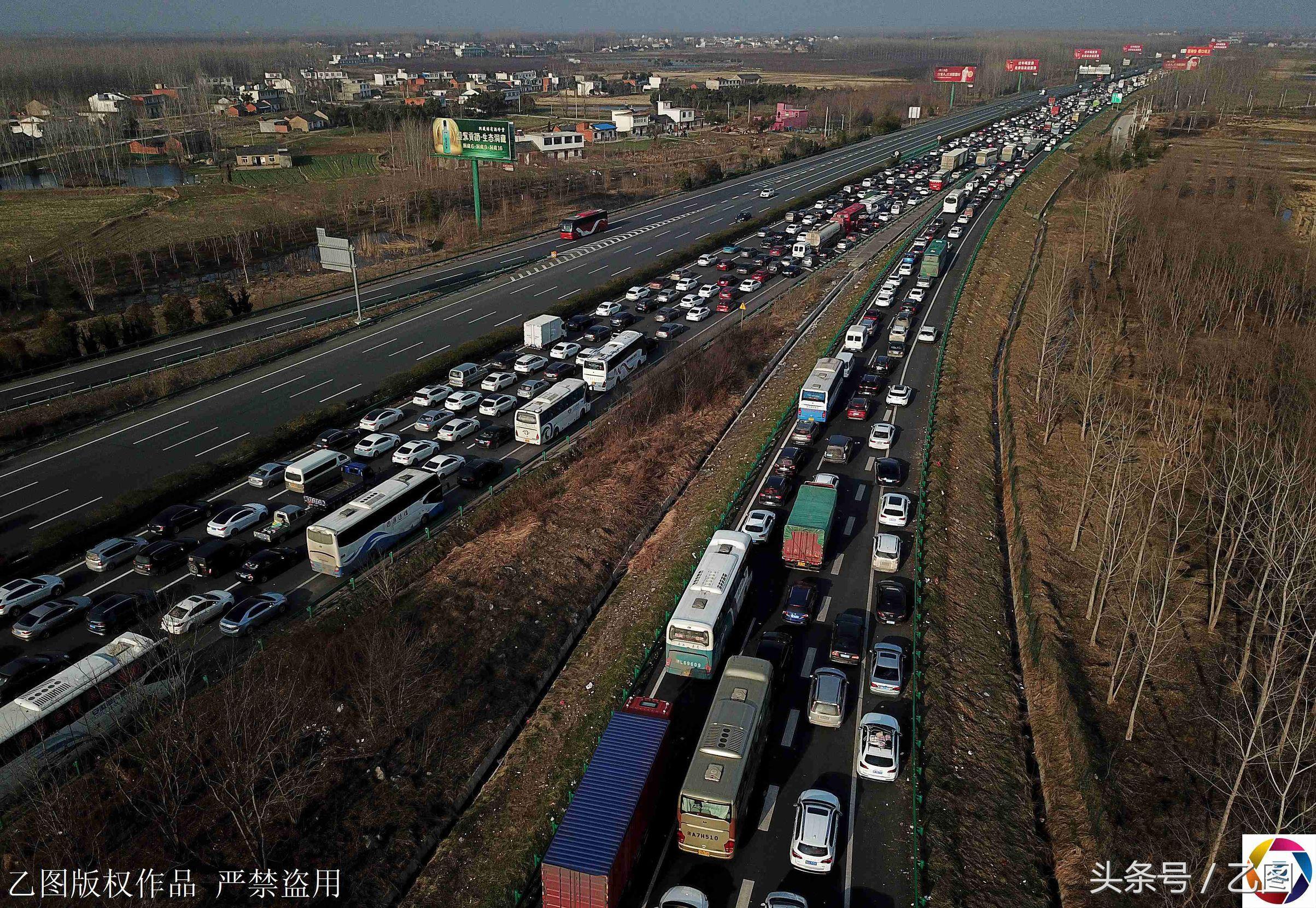 第一批返程的人已经堵路上了——一场意料之外的速度与激情