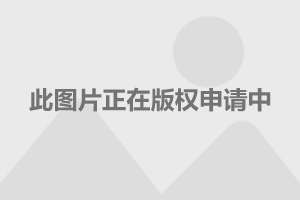 凤凰古城一建筑突发火情，游客睡衣狂奔上演现实版速度与激情