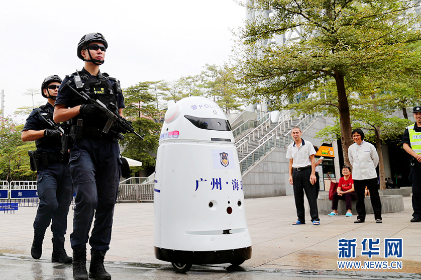 重磅！深圳街头新景象，机器人警察上岗执勤，未来城市安全新篇章揭晓！