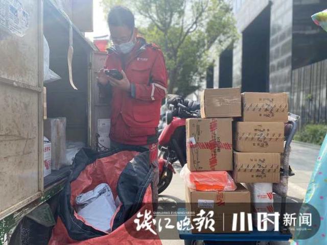 杭州95后快递小哥保住老人3万多元的背后，感动与反思